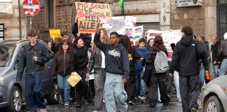 Studenti in piazza ad Andria: «Servono più fondi, strutture carenti: viviamo nel disagio»