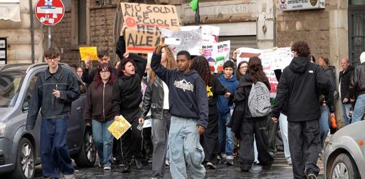 Studenti in piazza ad Andria: «Servono più fondi, strutture carenti: viviamo nel disagio»